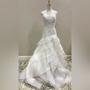NWT Pronovias wedding dress. Size 10, off white. Never worn.